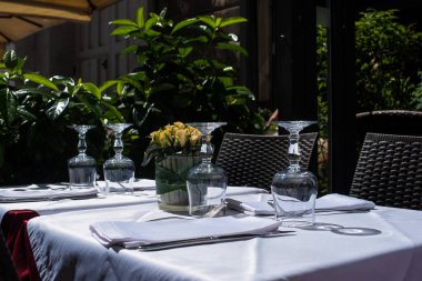 Masa restoranda servis 