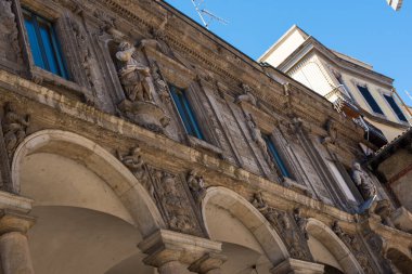 Sokaktaki eski boş İtalyan binaları 