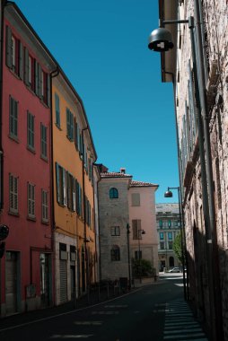 Sokaktaki eski boş İtalyan binaları 