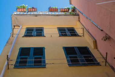 İtalya, Vernazza 'daki eski renkli binalar 