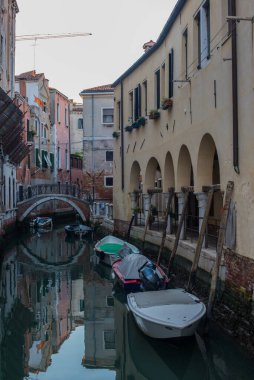 Dar cadde ve Venedik Kanalı