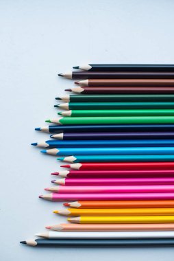 Beyaz arkaplanda renkli kalemler