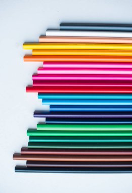 Beyaz arkaplanda renkli kalemler