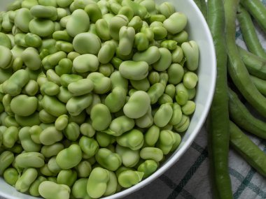 Taze taze taze fasulye. Geniş fasulye hazırlama, taze soyulmuş.