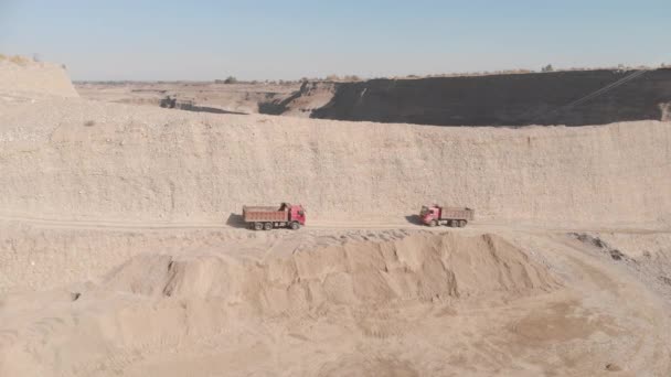 Dois caminhões de descarga de mineração na descida para a pedreira — Vídeo de Stock