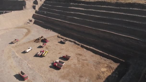 采石场底部的挖掘机和倾卸卡车 — 图库视频影像