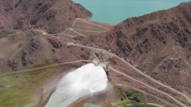 Kazakistan 'daki Bartogai rezervuarı. Bartogay Gölü barajından su boşaltımı. Gölün çok güzel manzarası, platin ve yapay şelale. Barajın üst manzarası.