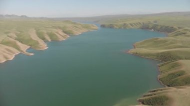 Charyn Nehri 'ndeki dağlardaki rezervuarın güzel manzarası. Moinak hidroelektrik santrali. Mavi göller yukarıdan görünüyor..