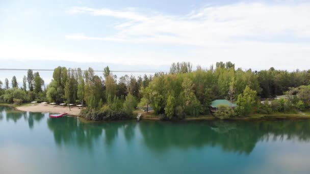 一个有海滩和码头的美丽的泻湖的俯瞰 无人驾驶飞机飞越吉尔吉斯斯坦的伊塞克湖 高山湖 — 图库视频影像