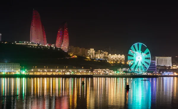 Torri di fiamma e ruota panoramica a Baku — Foto Stock