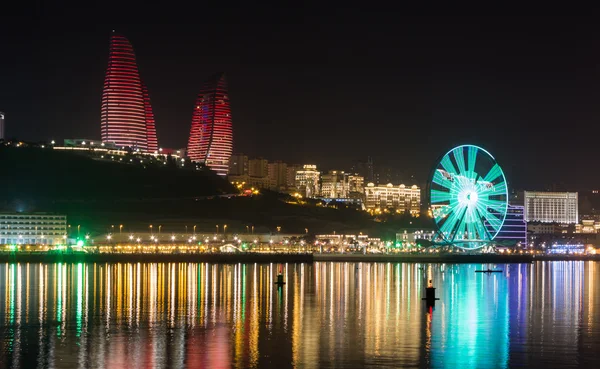 Láng tornyok és a ferris kerék baku — Stock Fotó