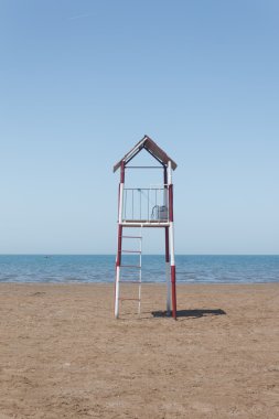 Sahildeki kurtarma kulesi.