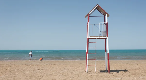 海滩上的营救塔 — 图库照片