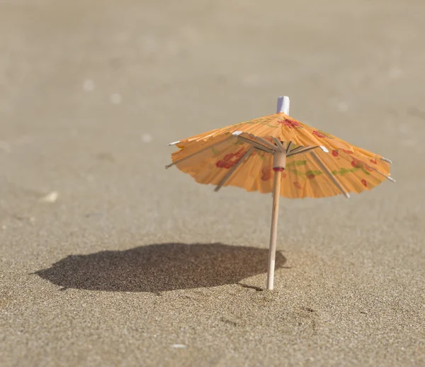 Paraguas para cócteles en la playa —  Fotos de Stock