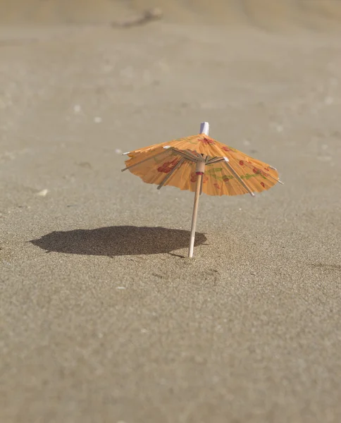 Paraguas para cócteles en la playa —  Fotos de Stock