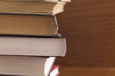 Kitaplar masanın üstünde.