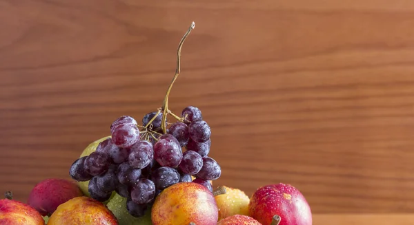 Druiven, perziken en peren — Stockfoto