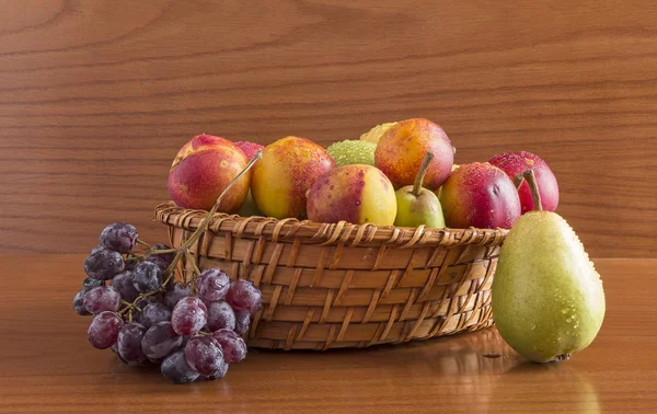 Vruchten in een rieten mand — Stockfoto
