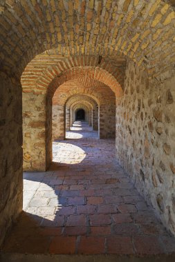 Karavan Sarayı 'nın kadim koridorunda.