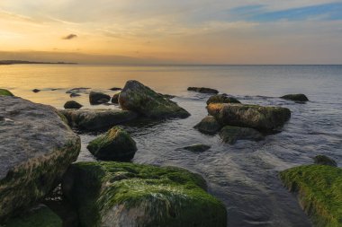 Hazar Denizi kıyısında gün batımında.