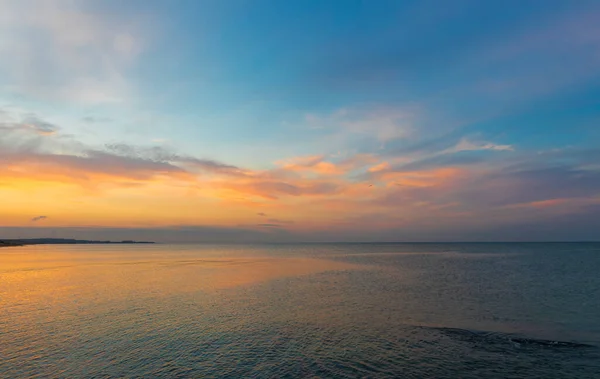 Gekleurde Wolken Boven Zee Bij Zonsondergang — Stockfoto