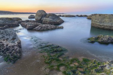 Hazar Denizi kıyısında gün batımında.