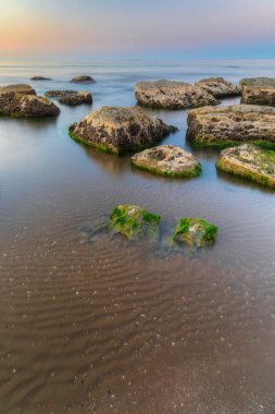 Hazar Denizi kıyısında gün batımında.