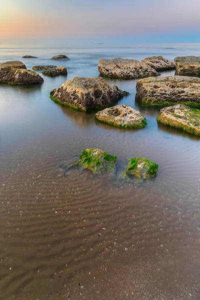 Hazar Denizi kıyısında gün batımında.