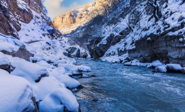 Dağ nehri kışın vadide akıyor.