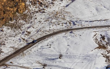 Dağlardaki bir uçurumun kenarındaki kamyon.