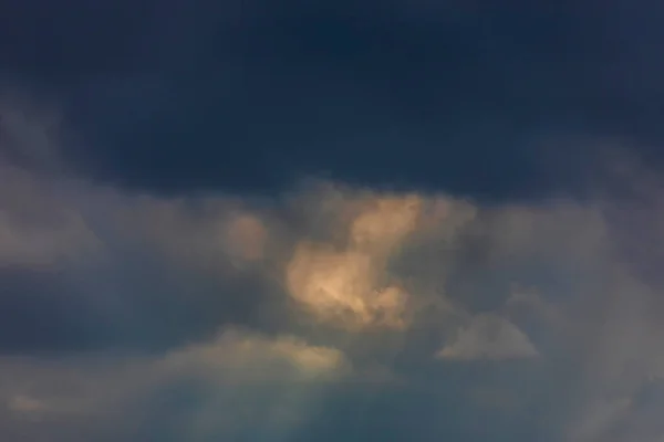太陽の光が雲の切れ間から彼らの方法を作る — ストック写真