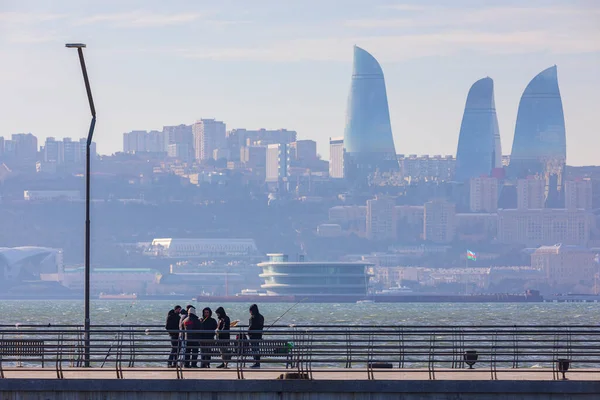Баку Азербайджан Декабря 2021 Года Рыбаки Ловят Рыбу Бульваре Баку — стоковое фото