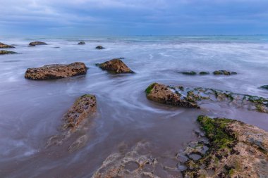 Hazar Denizi kıyısında güneş doğarken