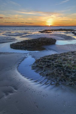 Hazar Denizi kıyısında güneş doğarken