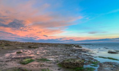 Hazar Denizi kıyısında güneş doğarken