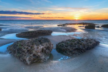 Hazar Denizi kıyısında güneş doğarken