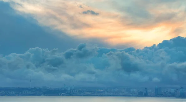 バクーの曇天の夕日 — ストック写真