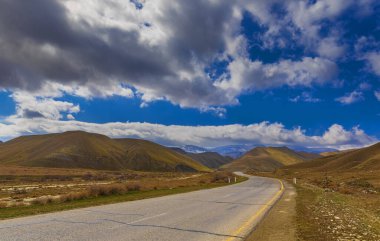 Dağlar arasındaki yol. Khizi. Azerbaycan
