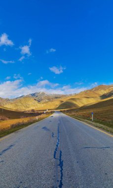 Dağlar arasındaki yol. Khizi. Azerbaycan
