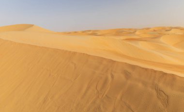 Rub al-Khali çölünün kumları ve renkli kumları