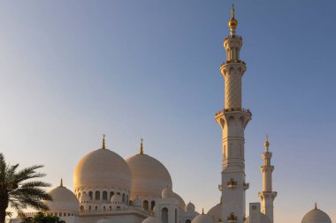 ABU DHABI, BAE - 18 Nisan 2022: Şeyh Zayed Büyük Cami, alacakaranlıkta