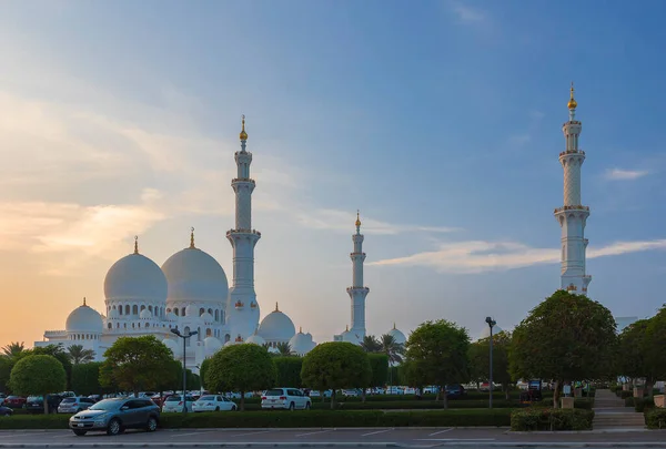 Abu Dhabi Uae April 2022 Sheikh Zayed Grand Mosque Dusk — стоковое фото