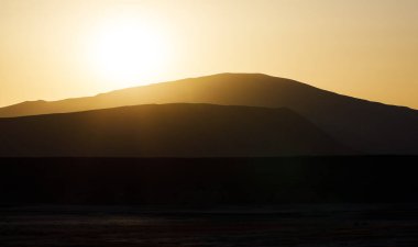 Dağlarda gün batımı. Güzel yumuşak ışık