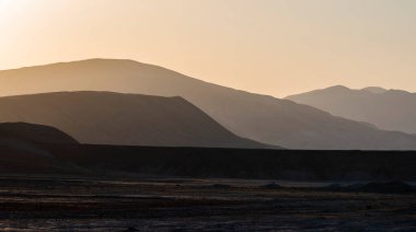 Dağlarda gün batımı. Güzel yumuşak ışık