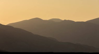 Dağlarda gün batımı. Güzel yumuşak ışık