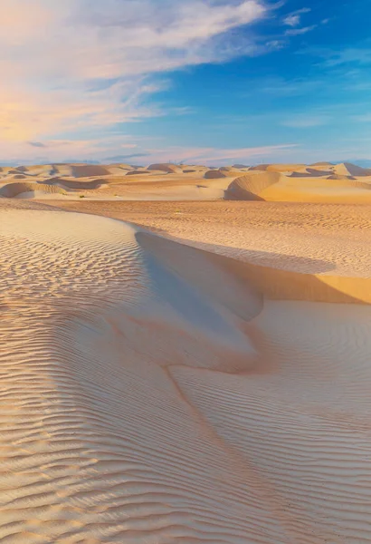 Rub al-Khali çölünün kumları ve renkli kumları