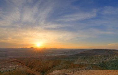 Gobustan dağlarında gün batımı