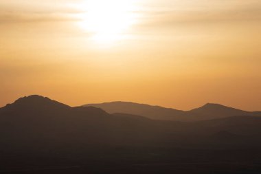 Dağlarda gün batımı. Güzel yumuşak ışık