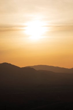 Dağlarda gün batımı. Güzel yumuşak ışık