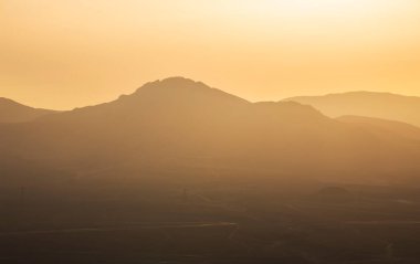 Dağlarda gün batımı. Güzel yumuşak ışık